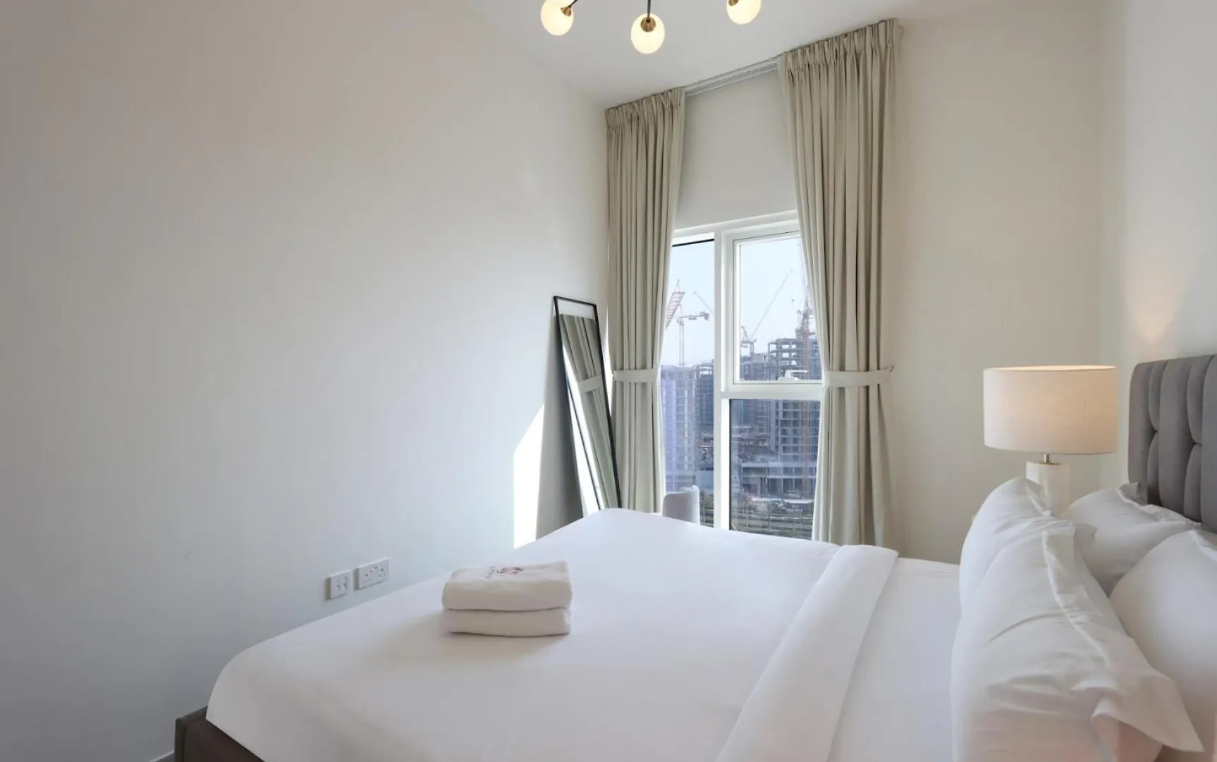 Livbnb - 2B In Green Heart Of Dubai , Dubai Hills 0*,